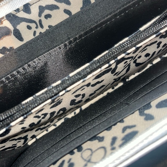 NWOT. Jessica Simpson white boho wallet never used - Picture 3 of 3